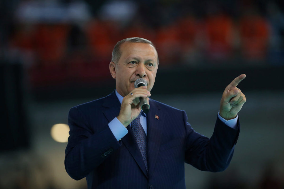 Υποβαθμίζει την κατρακύλα της τουρκικής λίρας ο Ερντογάν