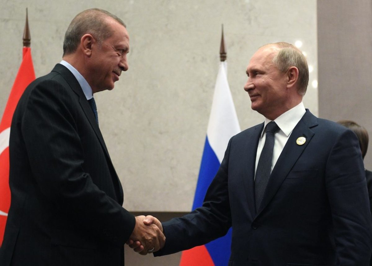 Le Monde: “Στην αγκαλιά του Πούτιν ο απομονωμένος Ερντογάν”