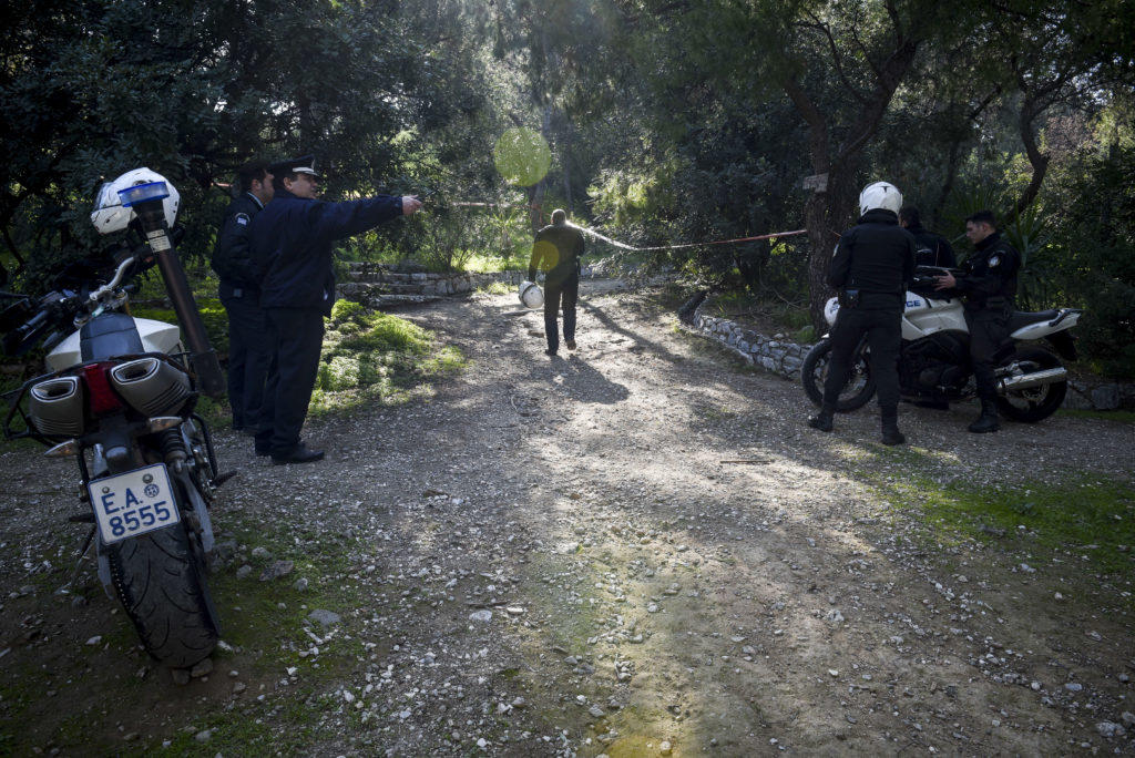 Φιλοπάππου: “Ξεψαχνίζουν” τα ρούχα του 25χρονου για αποτυπώματα των ληστών