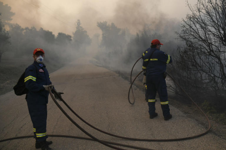 Εύβοια: Δύο μέτωπα σε Κοντοδεσπότι και Πολιτικά – Συνεχίζεται η μάχη με τη φωτιά