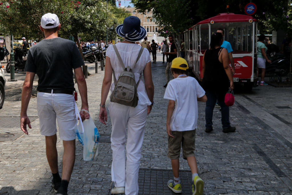 Καιρός: Λιακάδες, ζέστη και λίγα σύννεφα – Αναλυτική πρόγνωση