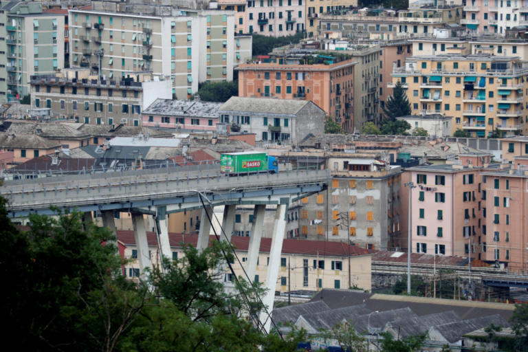 Σοκ στην Ιταλία – Υπάρχουν ακόμη 10 ως 20 άνθρωποι στα συντρίμμια της γέφυρας στη Γένοβα