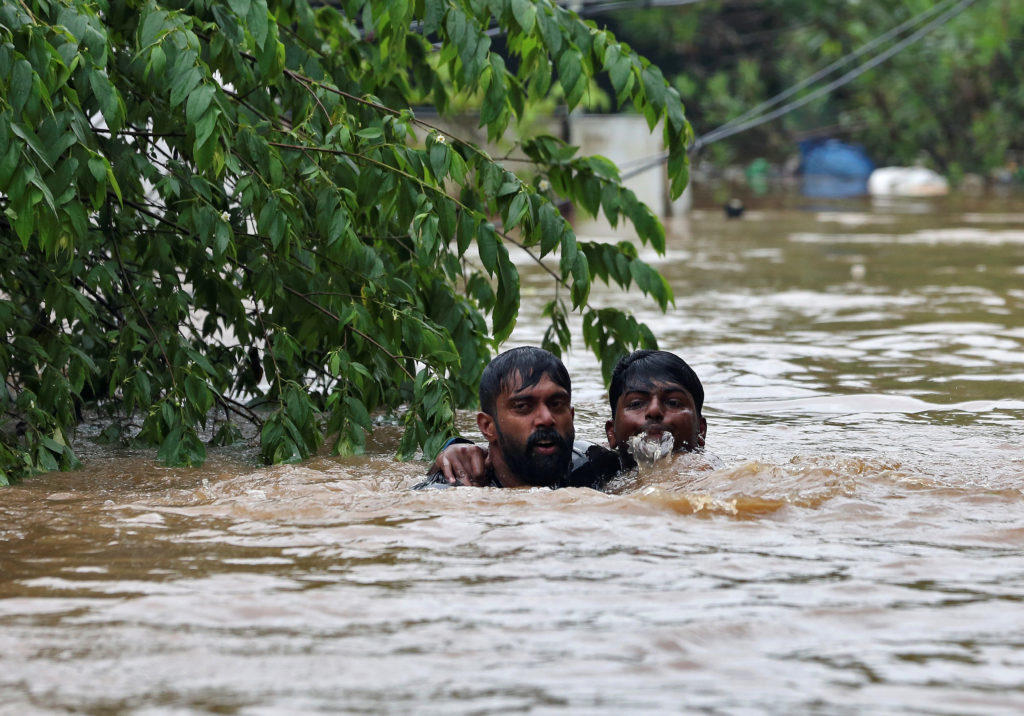 Κατακλυσμιαίες πλημμύρες στην Ινδία – 106 νεκροί – video
