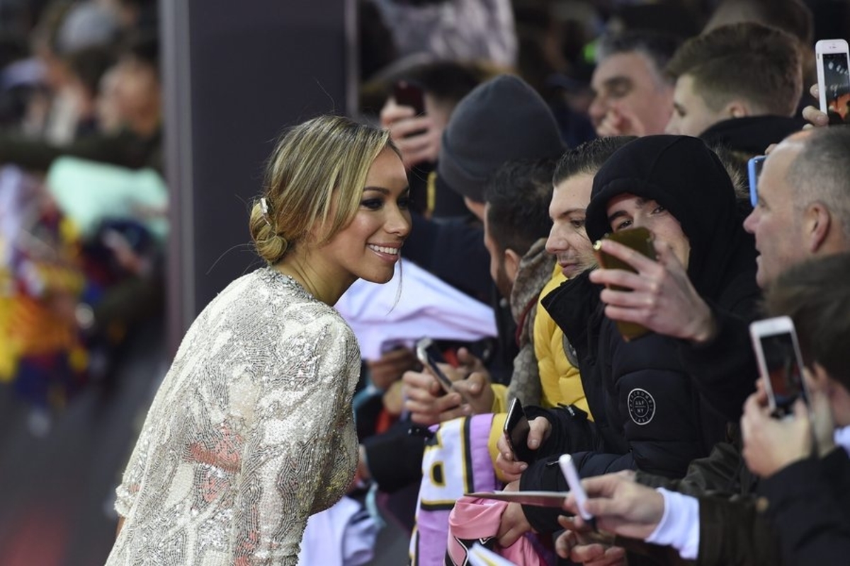 Λιόνα Λιούις: Αρραβωνιάστηκε μετά από 8 χρόνια σχέσης