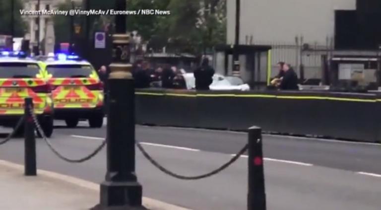 Συναγερμός στο Λονδίνο! Αυτοκίνητο έπεσε στην πύλη του Κοινοβουλίου – Χτύπησε πεζούς και ποδηλάτες