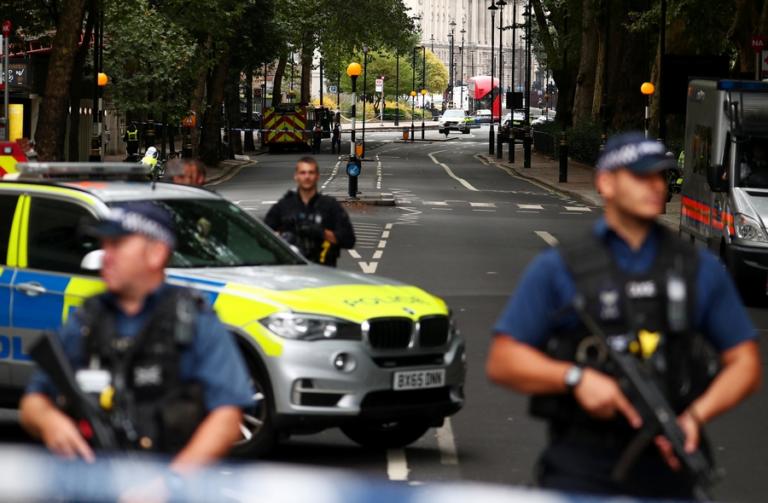 Η Αντιτρομοκρατική «χτενίζει» το Λονδίνο – Αυτοκίνητο παρέσυρε πεζούς και ποδηλάτες και έπεσε στην πύλη του Κοινοβουλίου