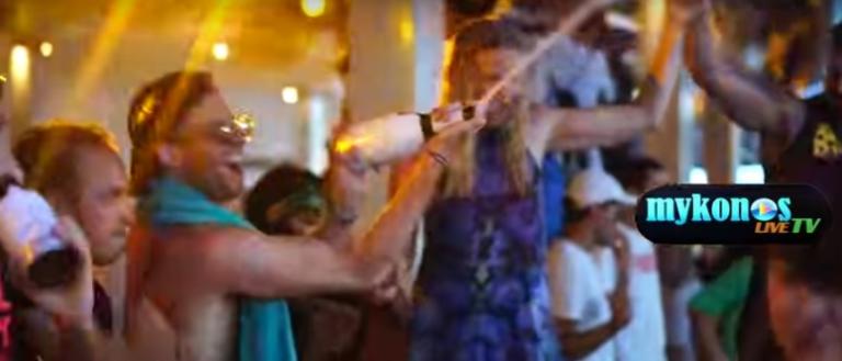 Μύκονος: Απίστευτες εικόνες σε beach bar! Όροφοι από σαμπάνιες – video