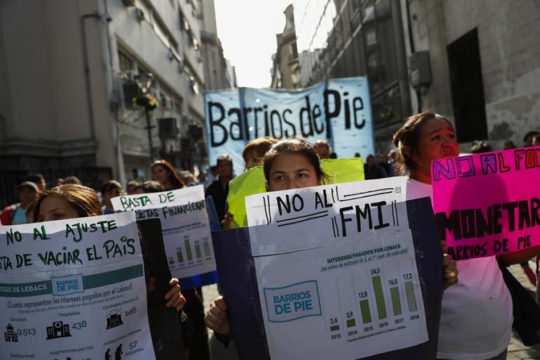 Σε ελεύθερη πτώση το πέσο – Αύξησαν το βασικό επιτόκιο στην κεντρική τράπεζα της Αργεντινής