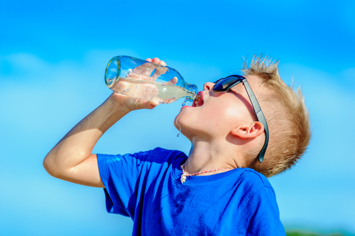 Νερό: Πόσο πρέπει να πίνουν καθημερινά τα παιδιά