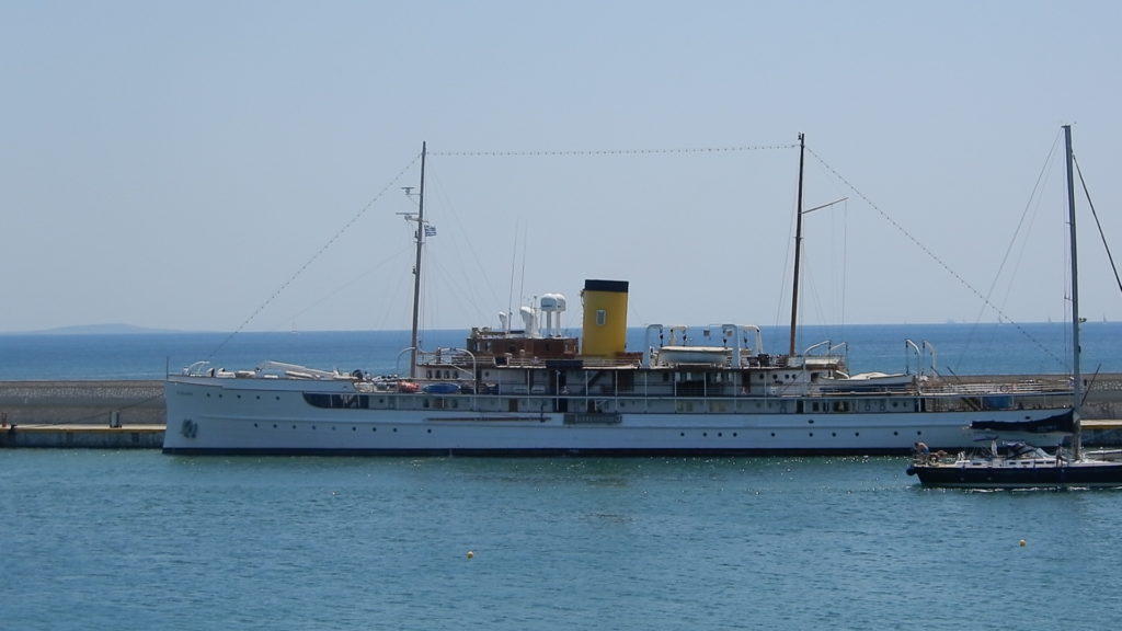 Το θρυλικό SS Delphine του 1921 στον Πειραιά – video