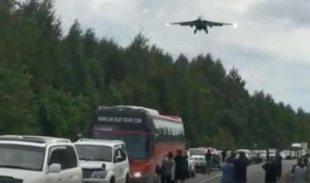 Ρωσία: Η στιγμή που η Αεροπορία σταματά την κυκλοφορία για αναγκαστική προσγείωση μαχητικών αεροσκαφών σε πολυσύχναστο δρόμο! [pics,vid]