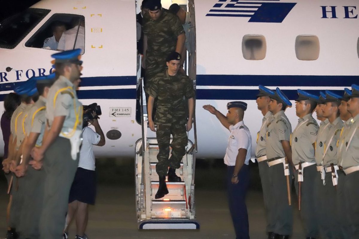 Έλληνες στρατιωτικοί: Έμειναν άφωνοι! Η στιγμή της ανακοίνωσης της απελευθέρωσής τους