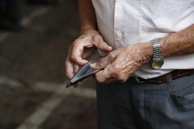 Συντάξεις: Τετραπλό χτύπημα στους συνταξιούχους – Στο περίμενε 220.000 άτομα και μειώσεις για όλους