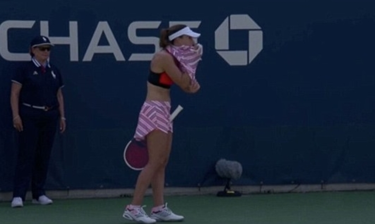 US Open: Βγήκε απ’ τα… ρούχα της η Κορνέ! “Έκρηξη” στο twitter – video