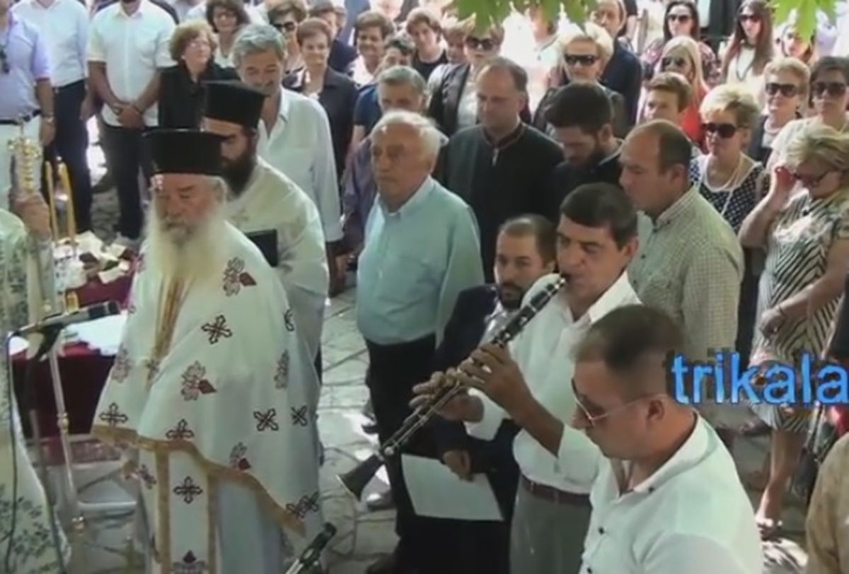 Ο εθνικός ύμνος με κλαρίνο στα Τρίκαλα! – video