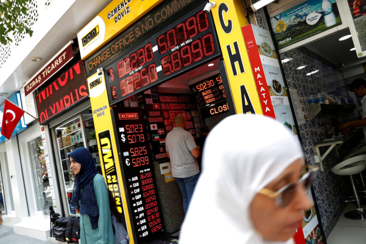 Bloomberg: “Ανεξέλεγκτη η οικονομία της Τουρκίας…”