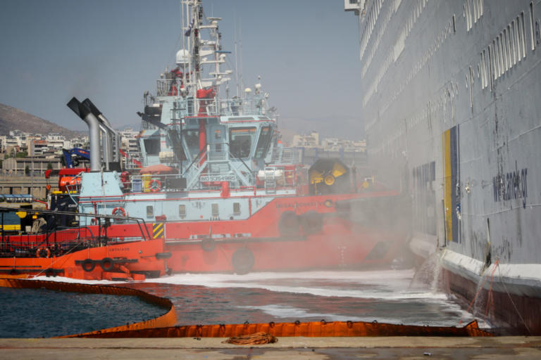 «Ελευθέριος Βενιζέλος»: Μικρές εστίες φωτιάς καίνε ακόμα στο γκαράζ του πλοίου