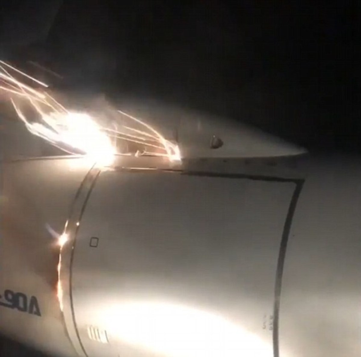 Γύρισαν και είδαν τον κινητήρα να έχει πιάσει φωτιά – Στιγμές τρόμου σε αεροπλάνο – video