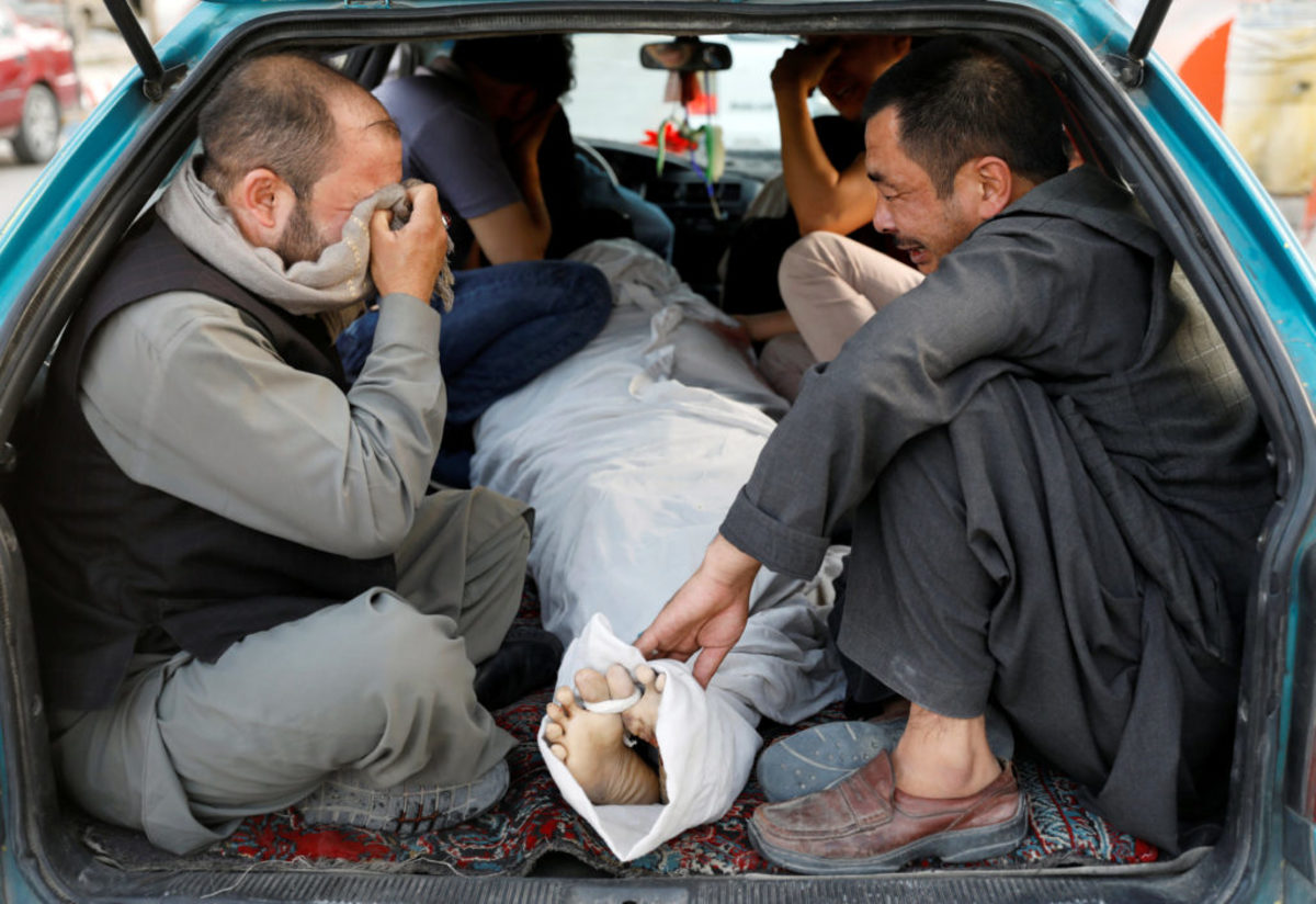 Νέα τραγωδία στο Αφγανιστάν – 48 νεκροί από επίθεση βομβιστή αυτοκτονίας