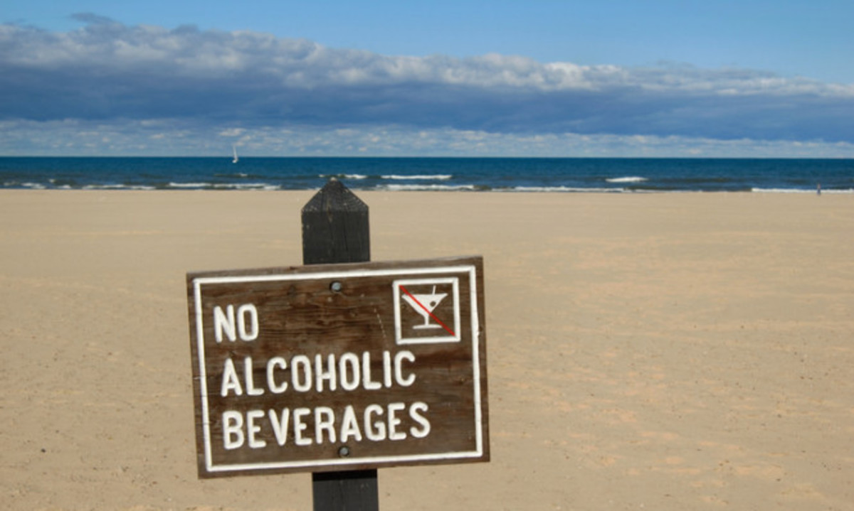 Αλκοόλ: Γιατί δεν πρέπει να πίνετε σε θάλασσα και πισίνα