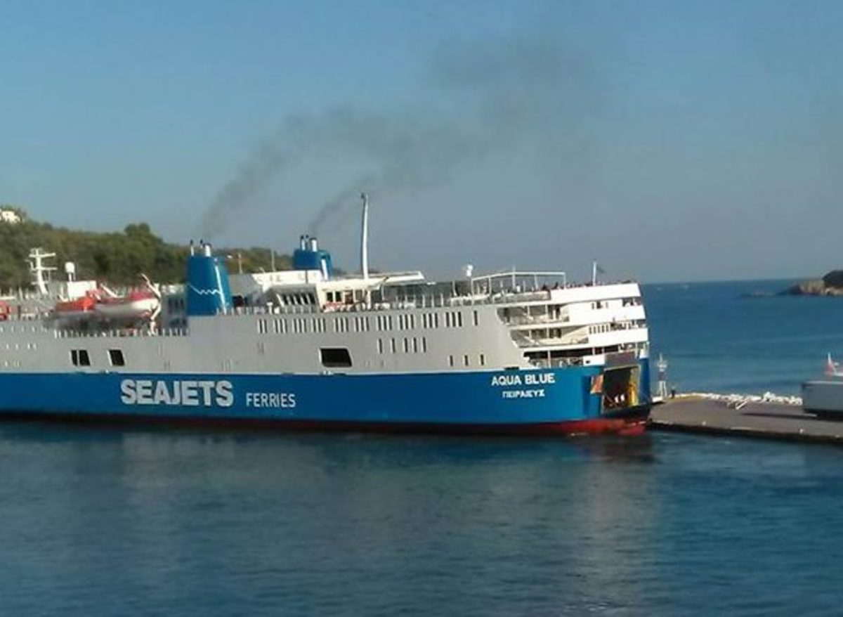 Σκιάθος: Η στιγμή που το πλοίο “Αqua Blue” χτυπάει στο λιμάνι – Μετέφερε 170 επιβάτες [pics]