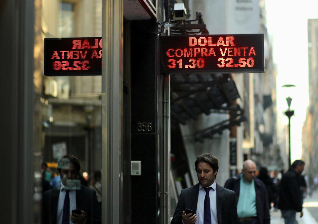Αργεντινή: Θέλει πιο… γρήγορα το ΔΝΤ, καταρρέει το πέσο