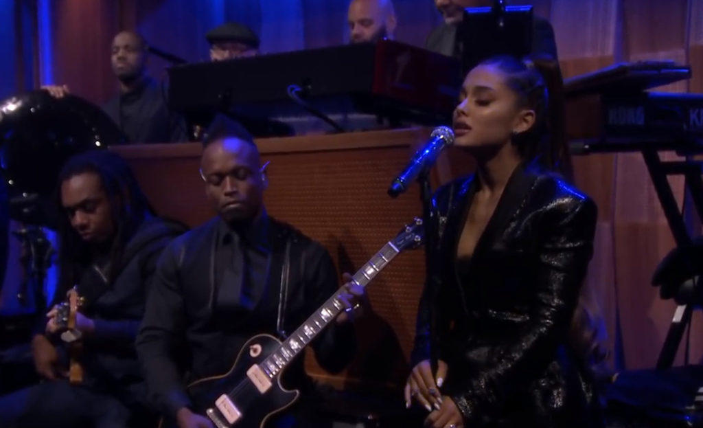 Συγκινητική η Ariana Grande- Τραγούδησε το “Natural Woman” της Aretha Franklin και ξέσπασε σε κλάματα – video