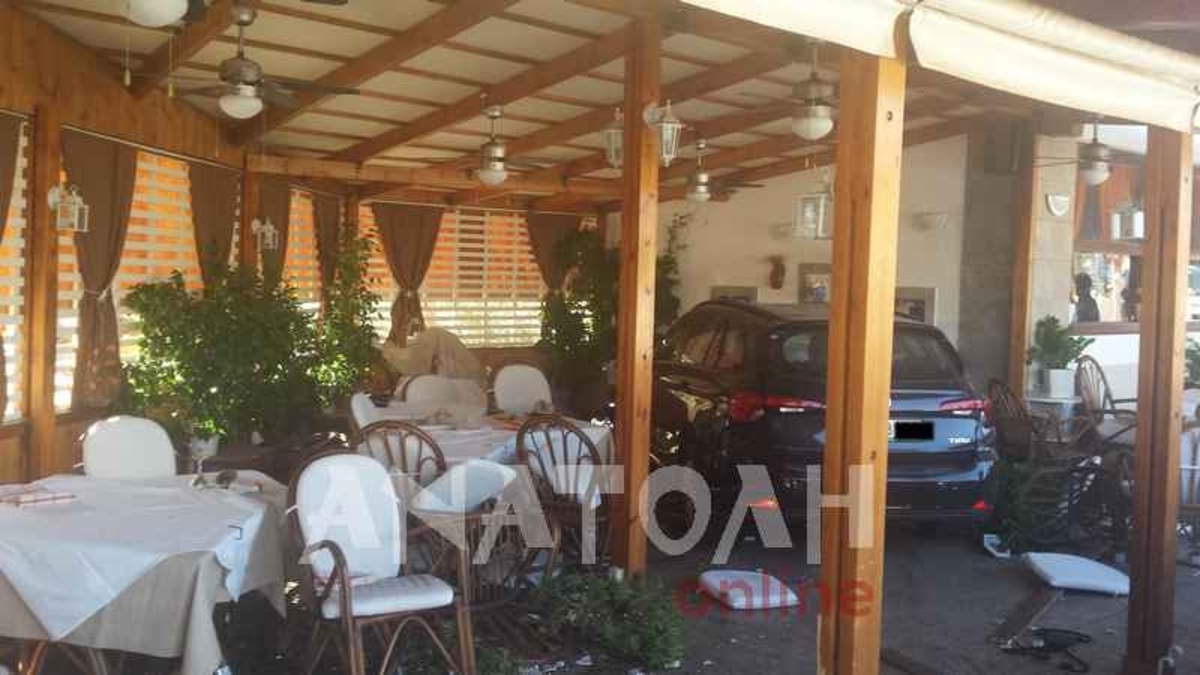 Άγιος Νικόλαος: Έχασε τον έλεγχο του αυτοκινήτου και «μπήκε» σε εστιατόριο
