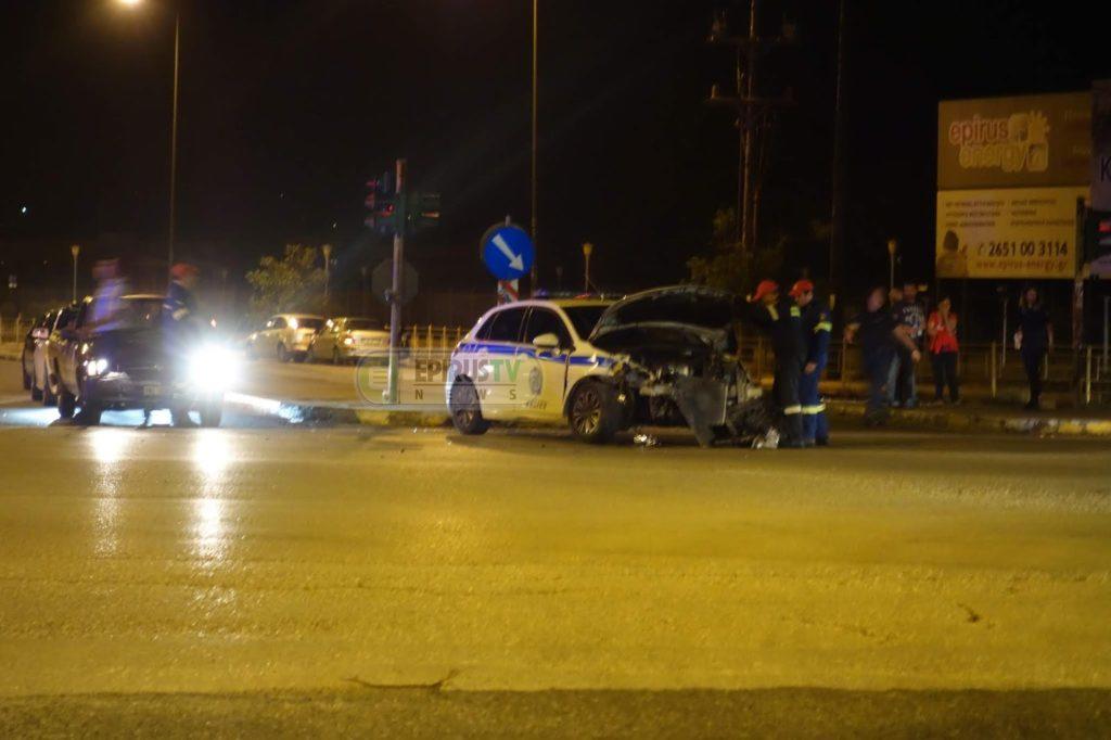 Ιωάννινα: Αυτοκίνητο συγκρούστηκε με περιπολικό – Δύο τραυματίες – video