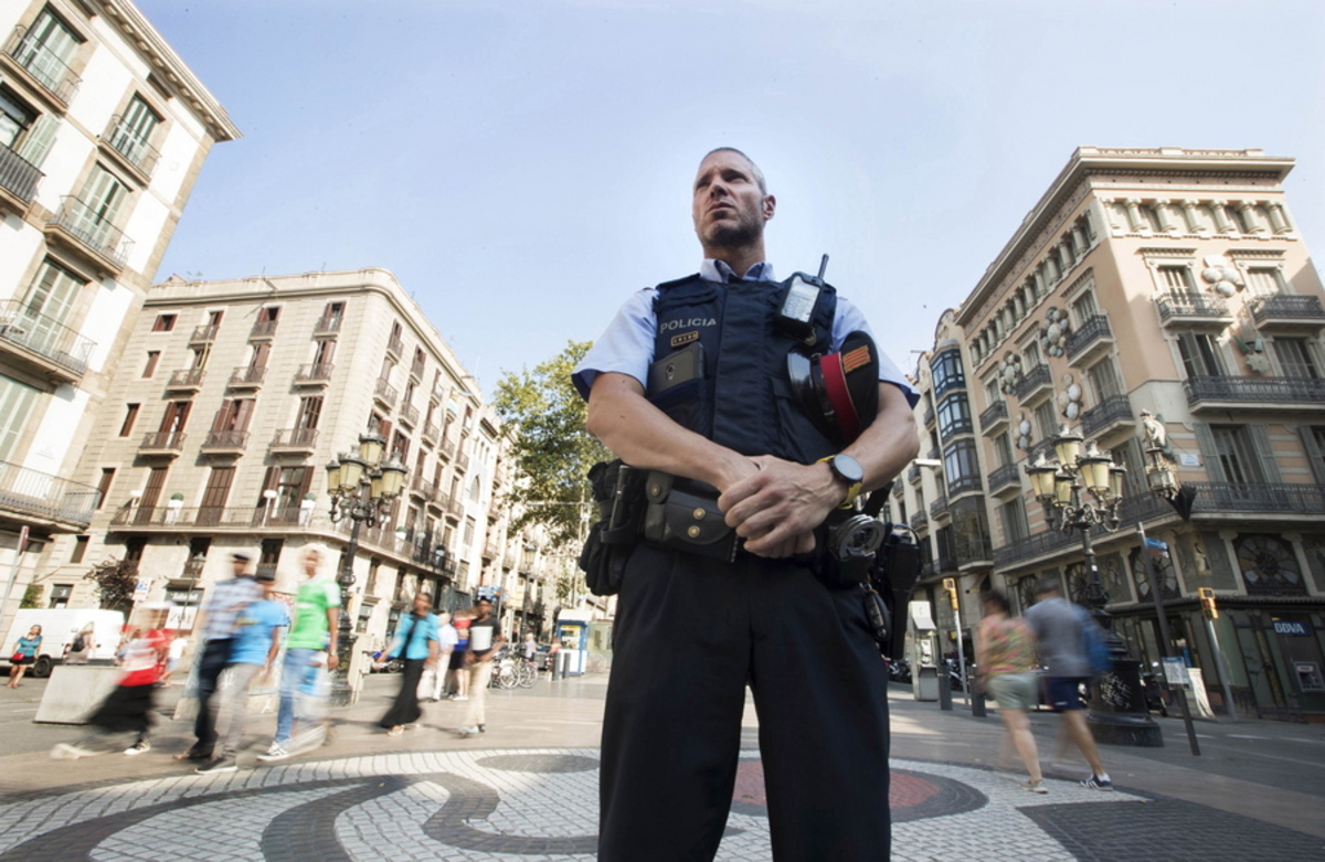 Επίθεση με μαχαίρι σε αστυνομικούς στην Βαρκελώνη!