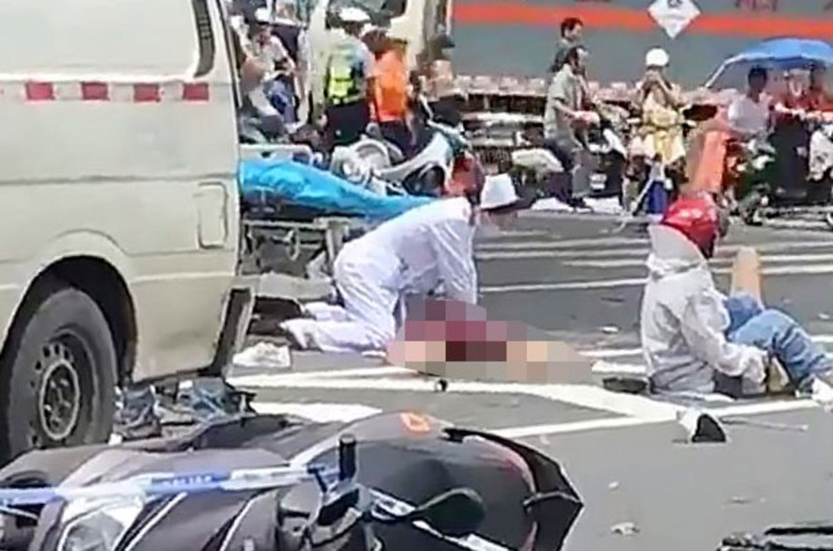 Φορτηγάκι έπεσε σε πεζούς έξω από νοσοκομείο στην Κίνα!