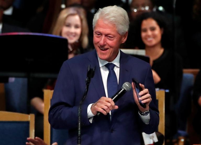 Ο Μπιλ Κλίντον έπαιξε... Aretha Franklin από το κινητό του στην κηδεία της "βασίλισσας της soul"! video, pics