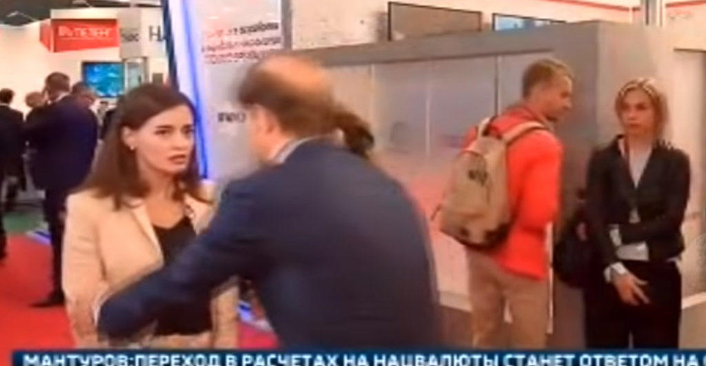 Ρωσία: Δημοσιογράφος λιποθύμησε on air! – Έσπευσε να την βοηθήσει ο υπουργός βιομηχανίας – video