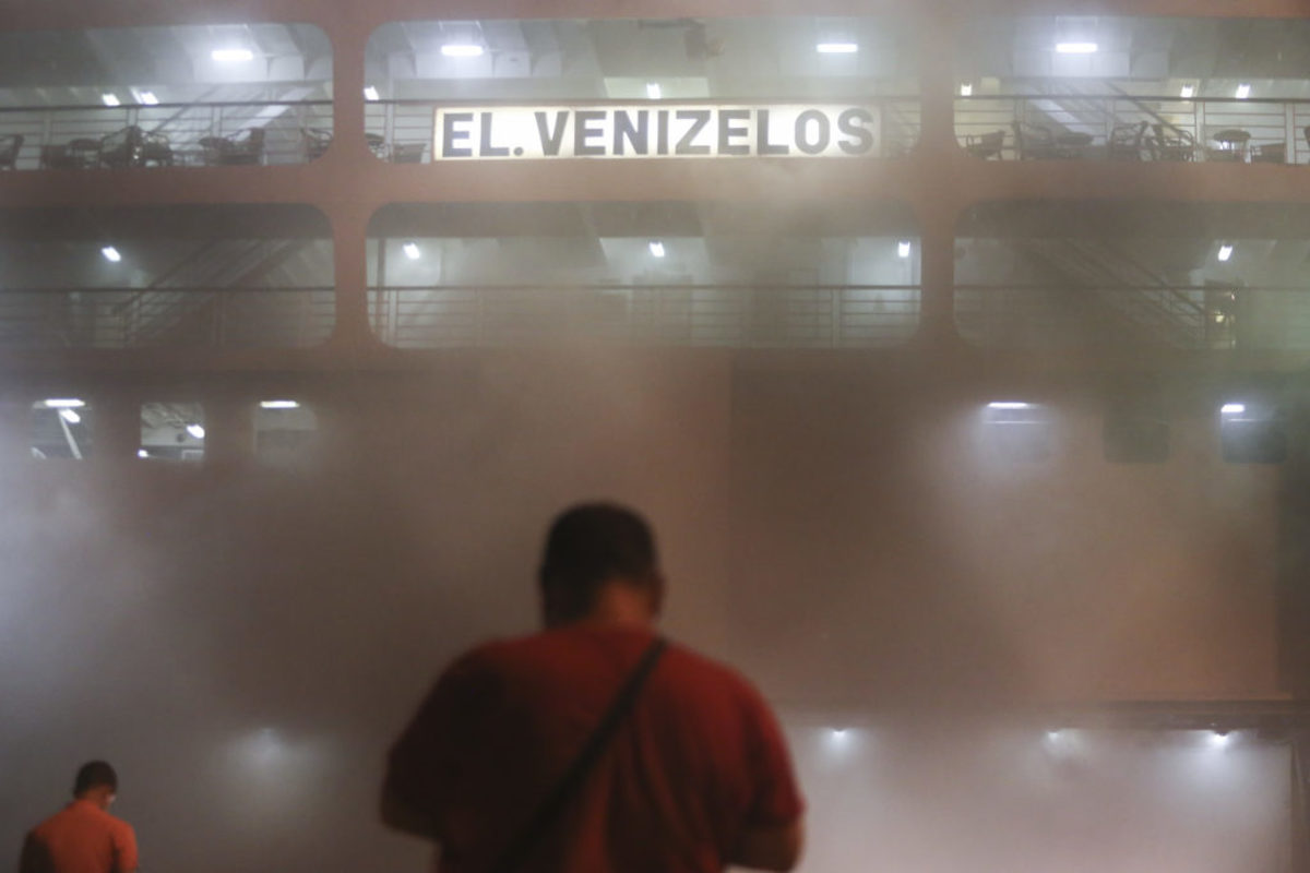 Καίγεται ακόμα το Ελευθέριος Βενιζέλος! Καπνοί παντού και εικόνες “απόκοσμες”