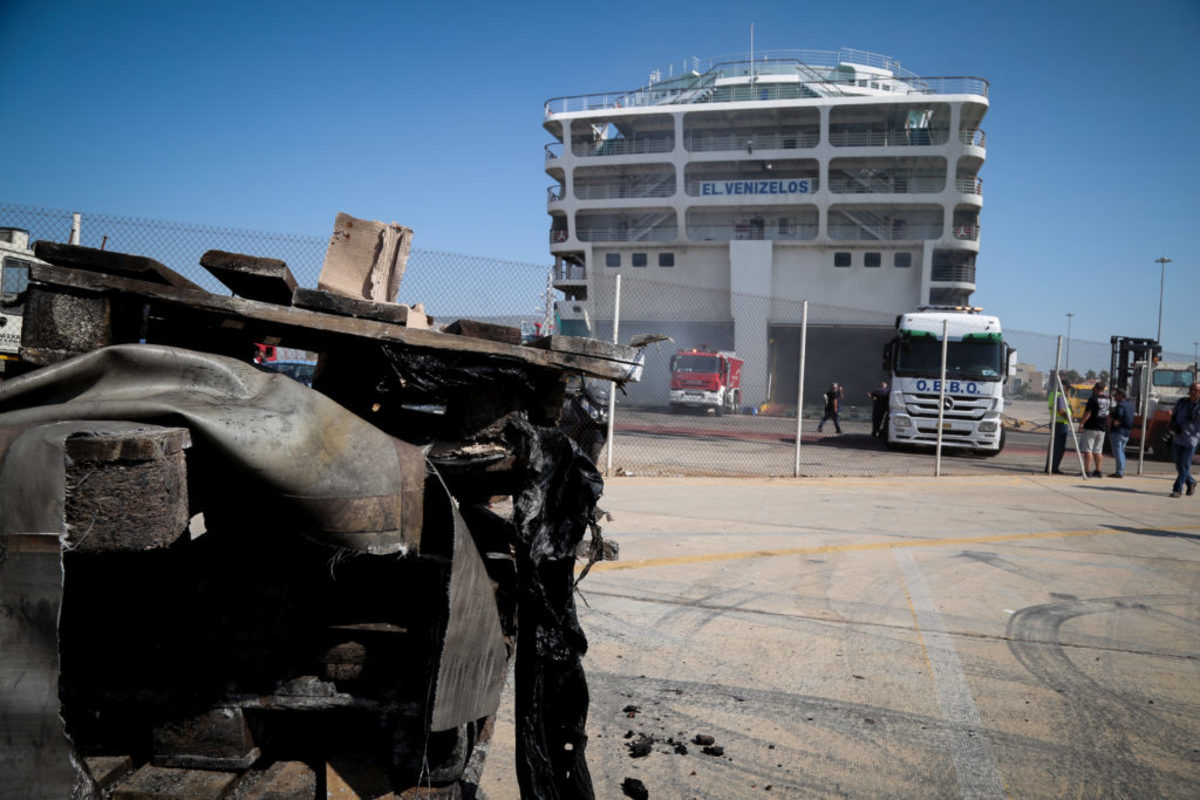 Φωτιά στο Ελευθέριος Βενιζέλος: Δεν έχει σβήσει η πυρκαγιά – Έχει πάρει κλίση το πλοίο