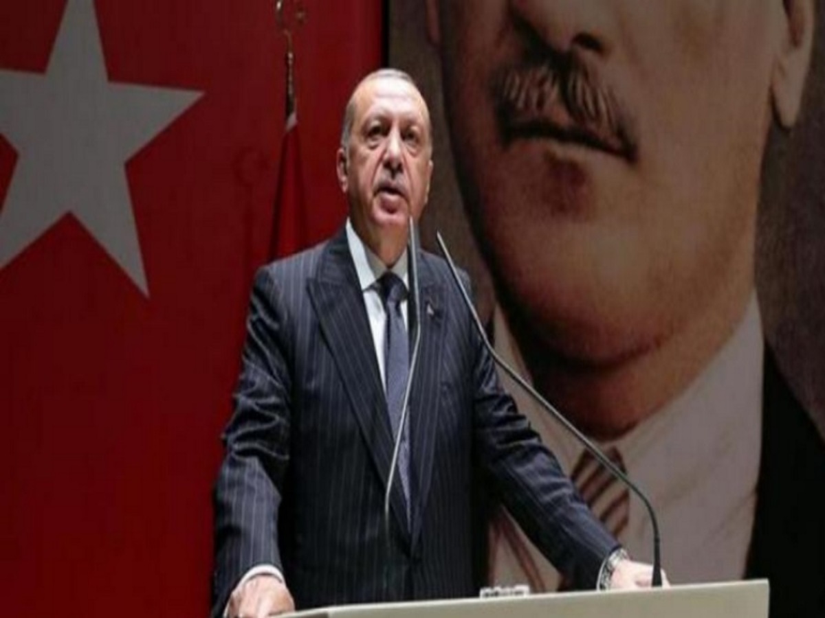 Έβαλαν χρυσό άγαλμα του Ερντογάν σε πλατεία της Γερμανίας!