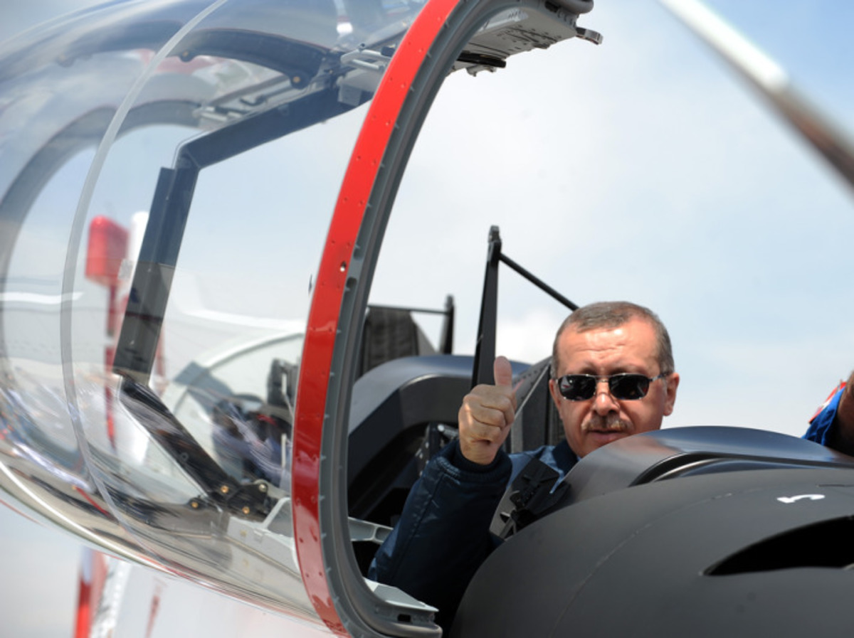 Δεν έχει αφήσει πιλότο ελεύθερο… Μάλλον θα πετάει μόνος του τα μαχητικά ο Ερντογάν!