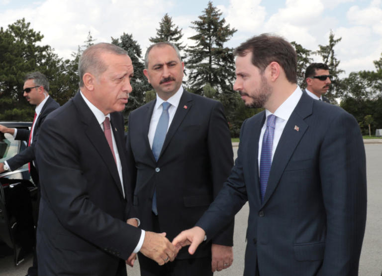 Ξέσπασμα Αλμπαϊράκ κατά ΗΠΑ: “Εργαλείο διπλωματικής τιμωρίας το αμερικανικό δολάριο”! Μικρή “ανάσα” για την τουρκική λίρα