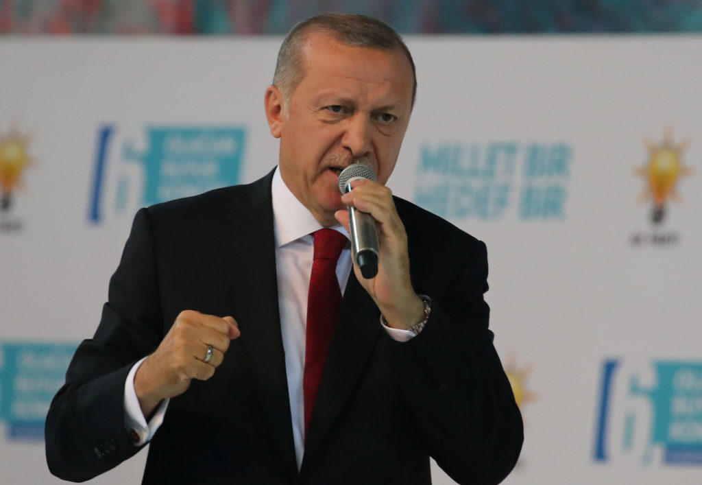 Ο Ερντογάν το χαβά του! “Επίθεση στην οικονομία, είναι επίθεση στη σημαία”