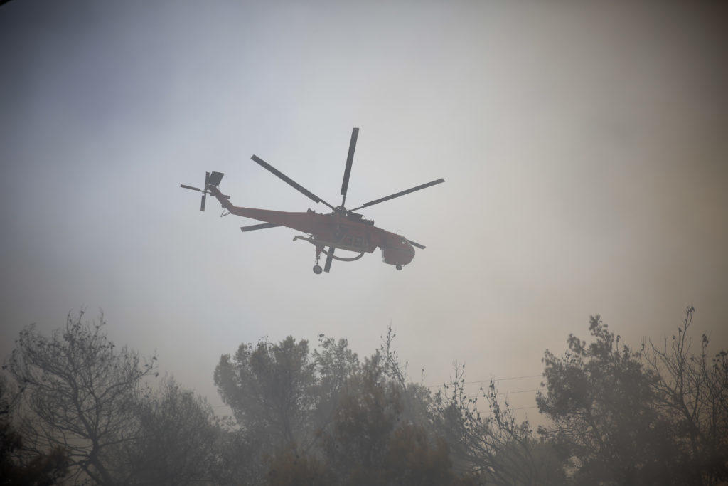 Φωτιά στο Μάτι: Το ελικόπτερο έμεινε από καύσιμα! Καθηλωμένα τα αεροπλάνα λόγω αέρα!