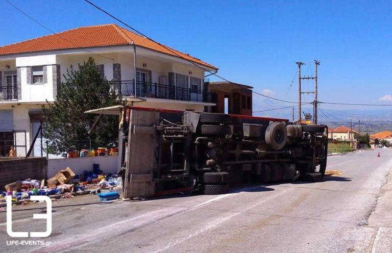Καβάλα: Φορτηγό χωρίς φρένα έπεσε πάνω σε σπίτι [pics]