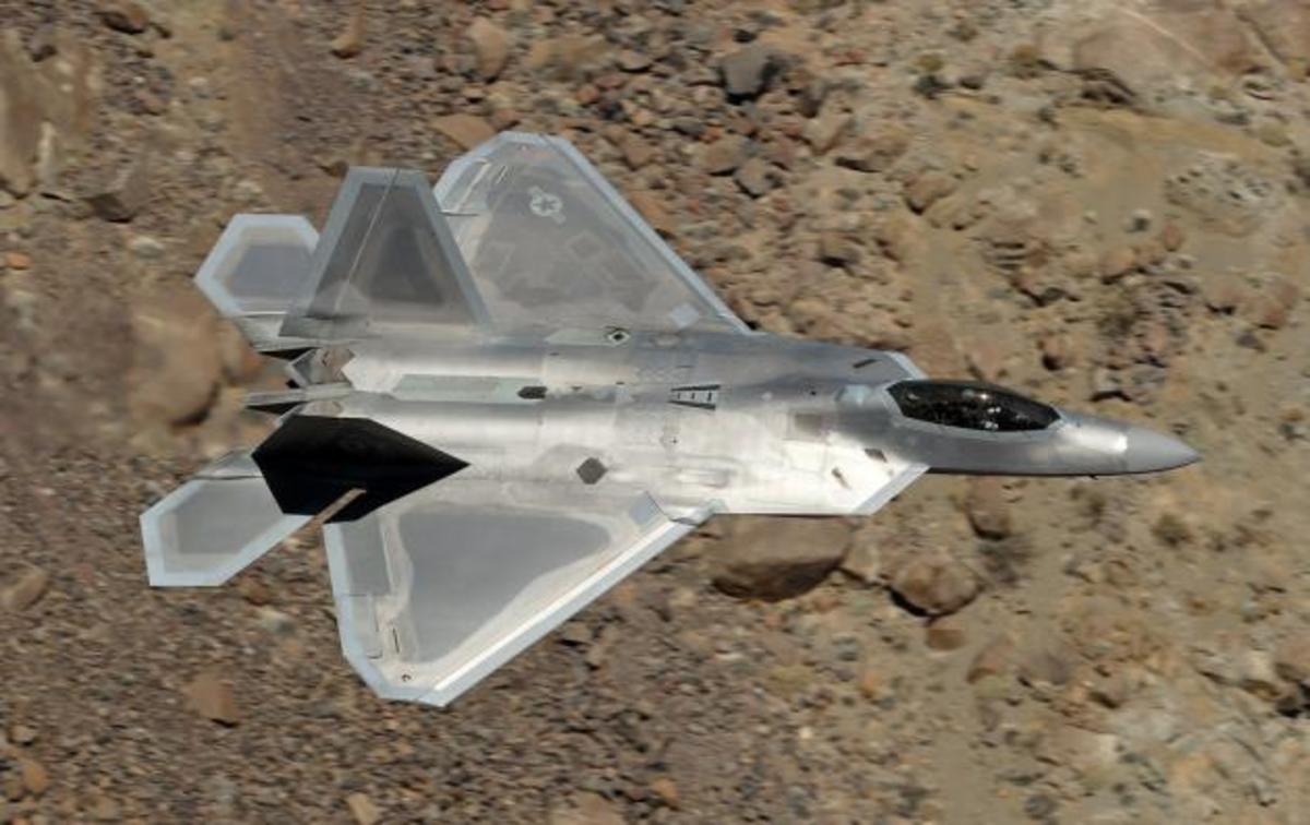 Άγρια “κόντρα” με τέρμα τα γκάζια από δύο F-22 Raptor! [vid]