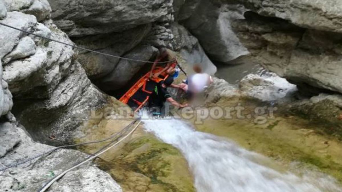 Φθιώτιδα: Έπεσε σε καταρράκτη από ύψος σχεδόν 10 μέτρων! Η στιγμή της διάσωσης 21χρονης – Pics, video