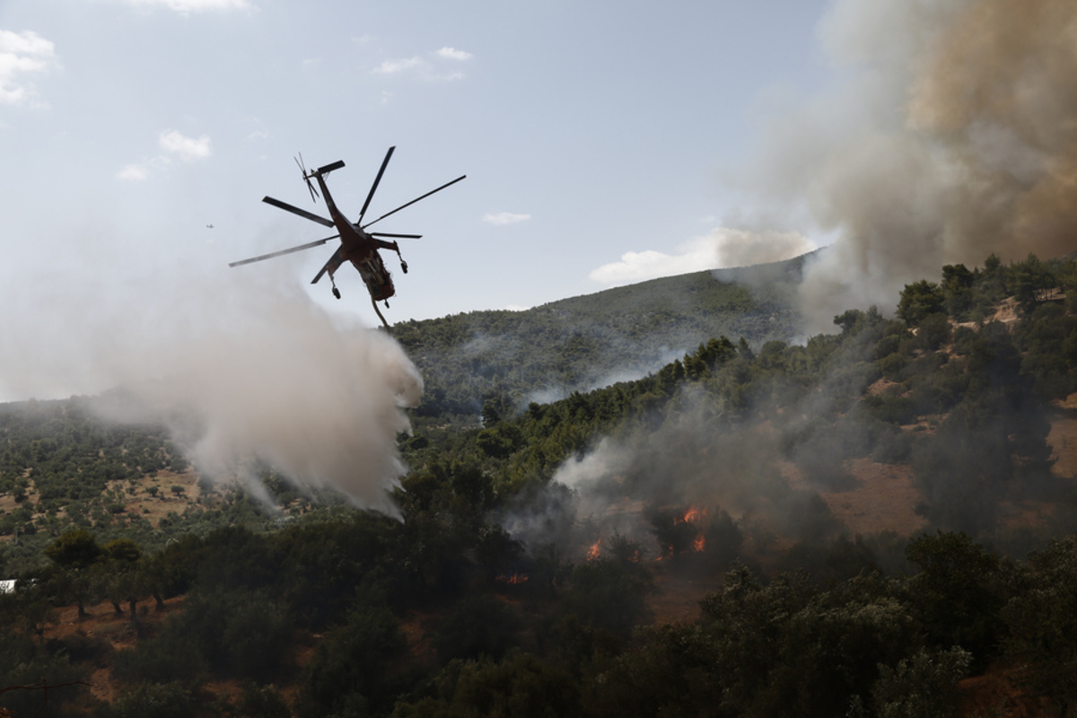 Καίει ακόμα η φωτιά στην Ζάκυνθο