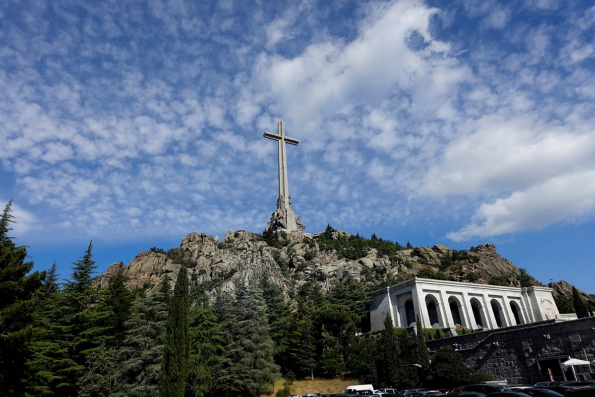 Ο Φράνκο διχάζει την Ισπανία ακόμα και νεκρός – “Εμφύλιος” για την εκταφή του