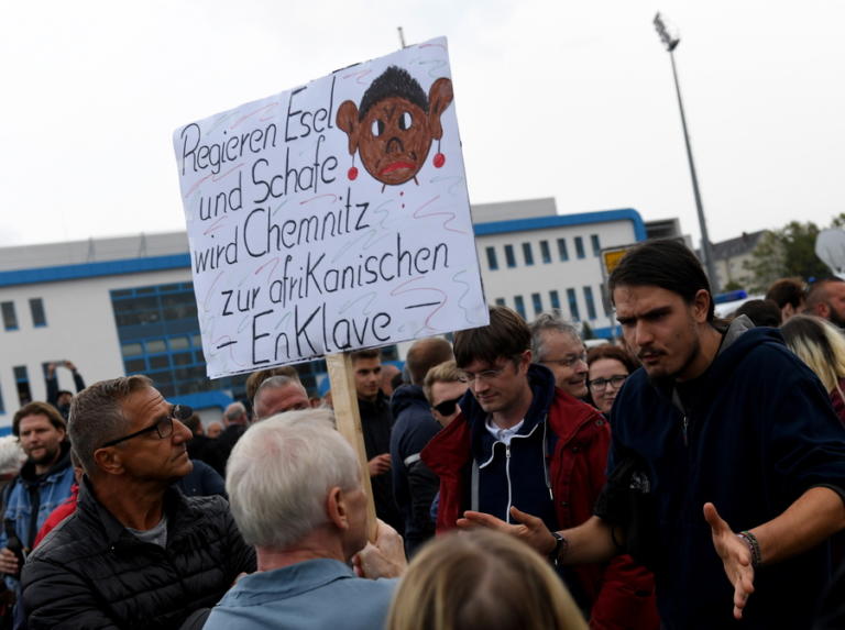 Η "καρδιά" της Μέρκελ χτυπά στο Κέμνιτς – Βγήκαν ξανά στους δρόμους με εμετικά πλακάτ οι ακροδεξιοί