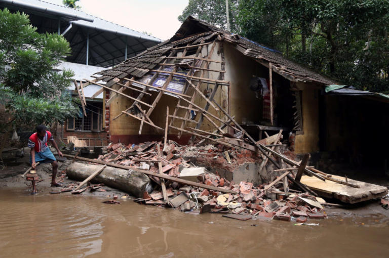 Ινδία: Τραγωδία χωρίς τέλος! 445 οι νεκροί από τις πλημμύρες
