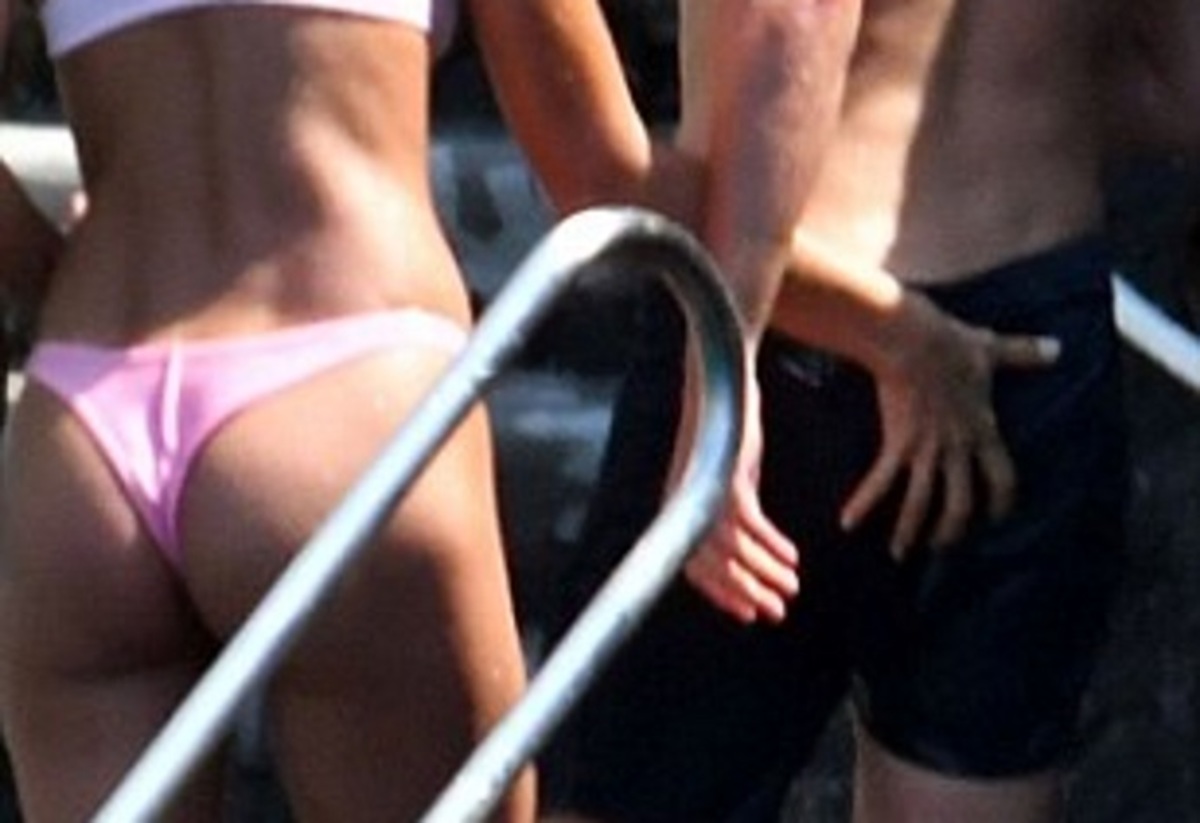 Ασυγκράτητο το μοντέλο! Θωπεύει τον σύντροφό της και οι παπαράτσι απαθανατίζουν…