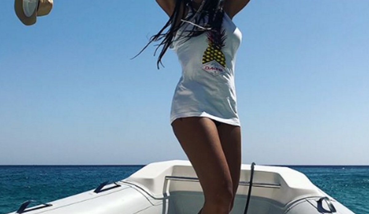 Ποζάρει στο σκάφος και αναστατώνει το Κλέφτικο της Μήλου!