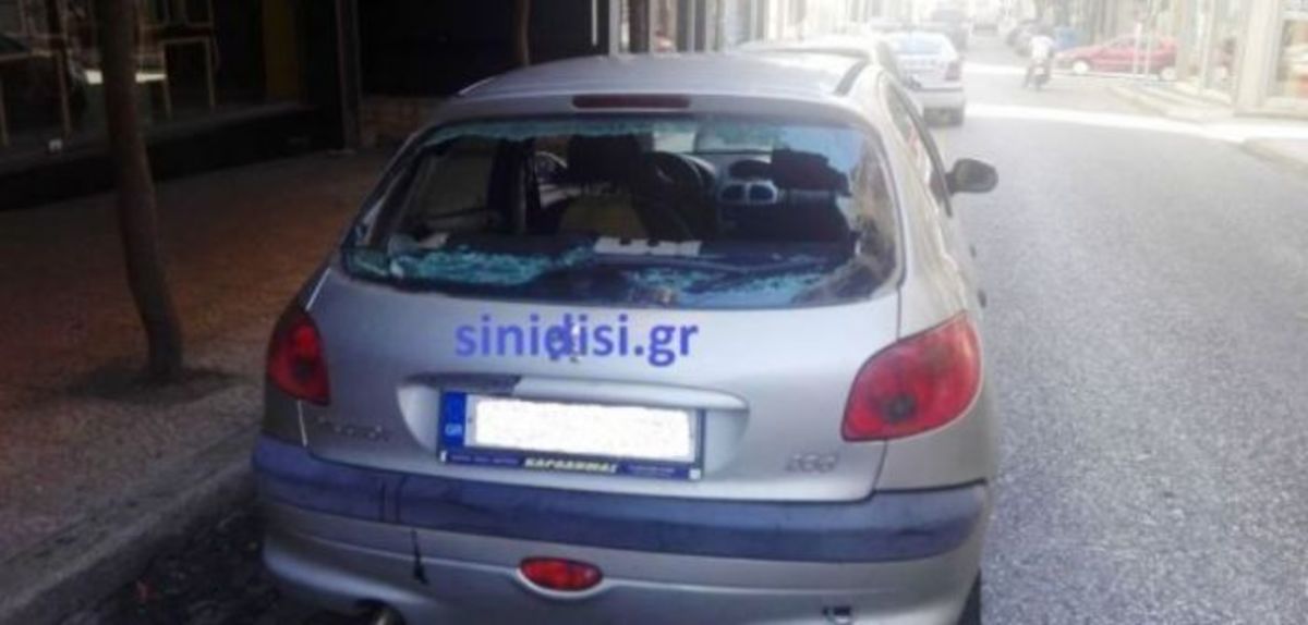 Αγρίνιο: Έσπασαν αυτοκίνητο με… καρύδα! Από θαύμα γλίτωσε κορίτσι [pics]